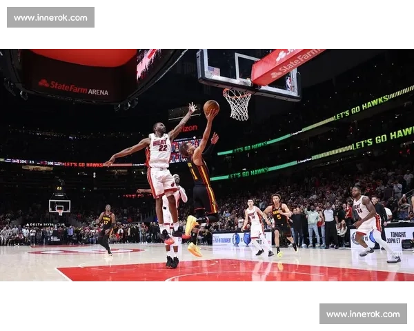 力劈华山！史密斯隔人补扣领衔总决赛十佳球